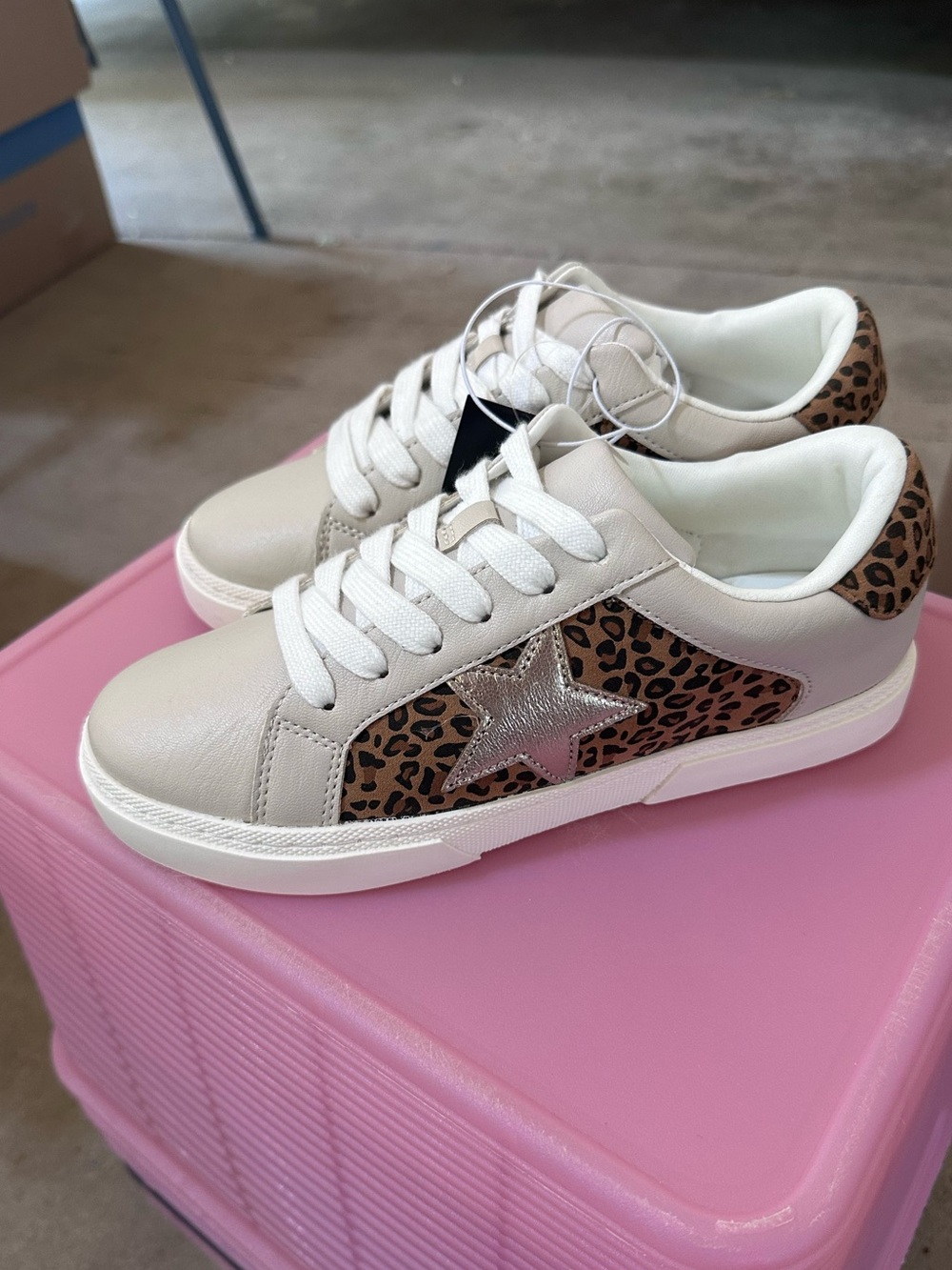 4Y Art Class Girls Leopard Star Accent Kids Sneakers